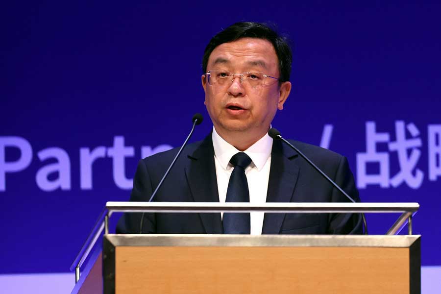 ドイツ・ミュンヘンで開催された国際モーターショー（IAA）の全体会議で講演するBYDの創業者、会長兼最高経営責任者（CEO）の王伝福氏（画像：EPA＝時事）