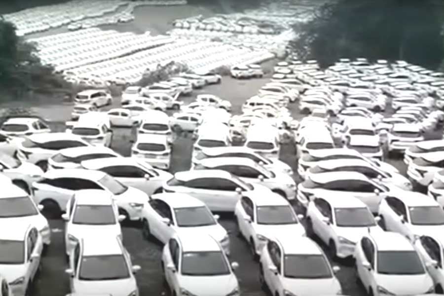 中国で野ざらしになった何十万台ものEV（画像：serpentza氏のユーチューブ）