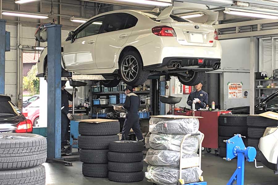 整備中の自動車のイメージ（画像：写真AC）