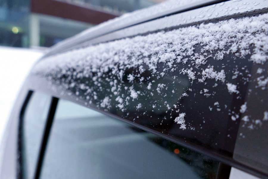 自動車のドアバイザー（画像：写真AC）