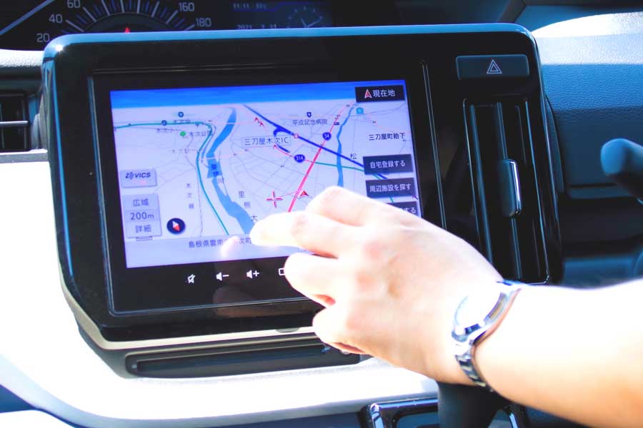 カーナビを操作する男性（画像：写真AC）