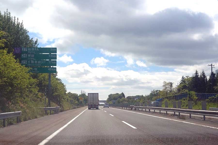 北海道の道央自動車道をドライブ（画像：都野塚也）
