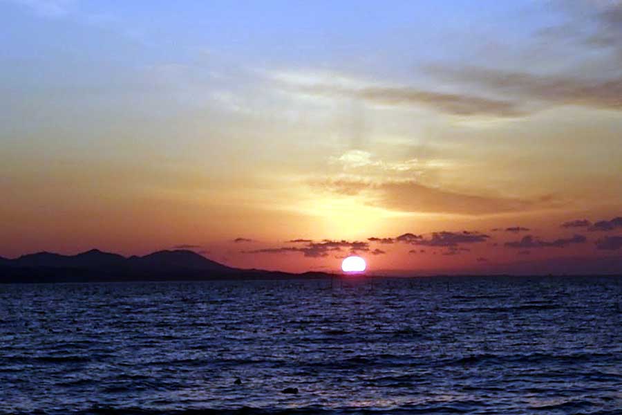 島根県・宍道湖と夕日の景色（画像：都野塚也）