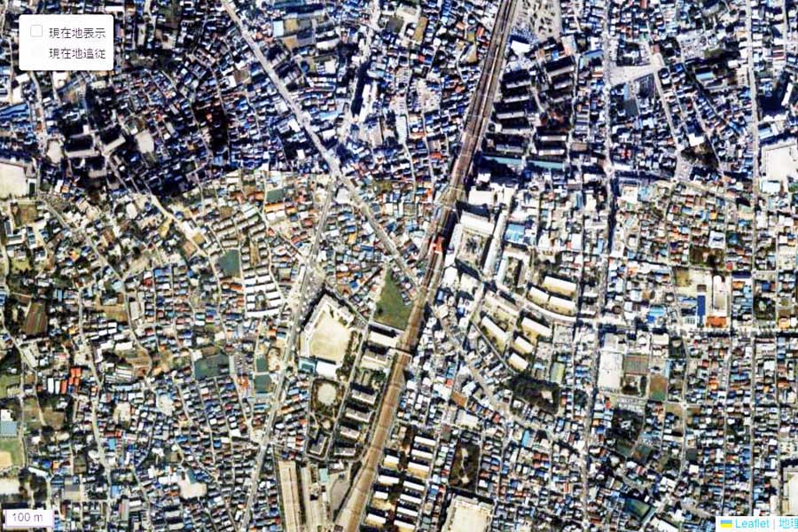 1990年頃に撮影された「竹ノ塚駅」周辺の航空写真。人気番組『月曜から夜ふかし』でおなじみの場所（画像：国土地理院）
