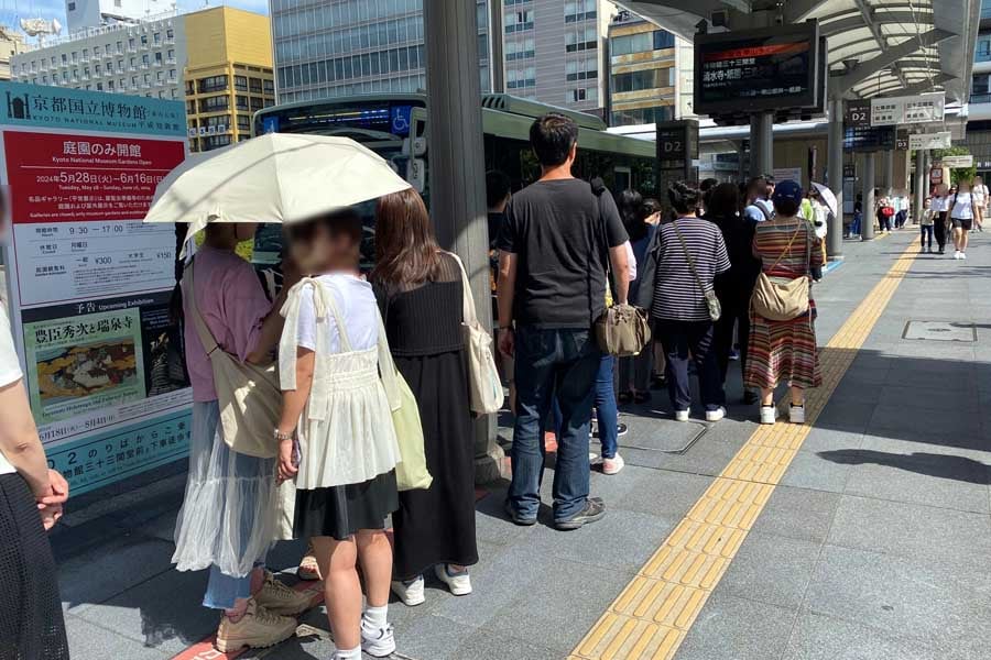 長い列が絶えない京都駅烏丸口の観光特急バス乗り場（画像：高田泰）