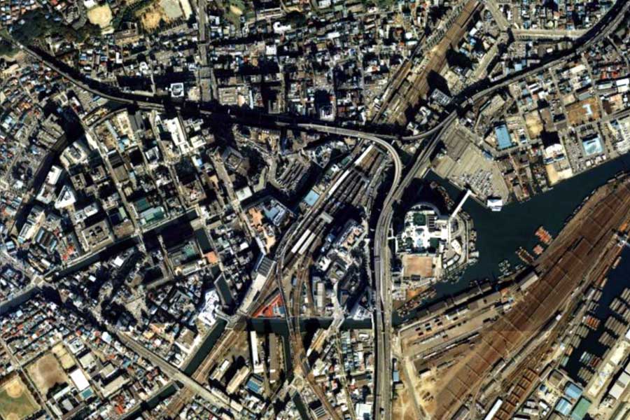 1990年頃の横浜駅周辺の航空写真（画像：国土地理院）
