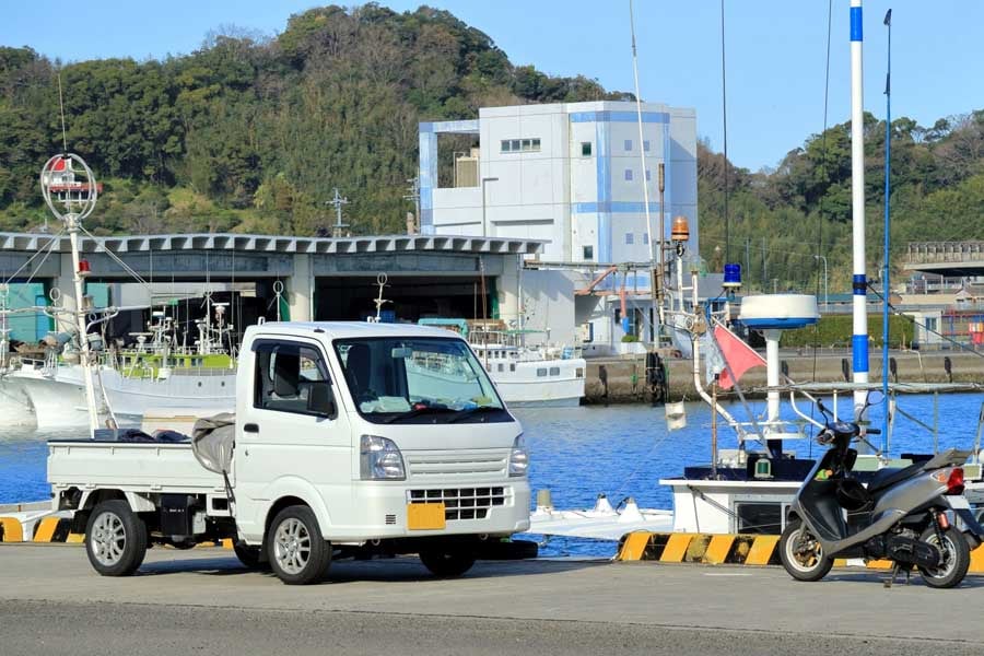 軽トラックのある風景(画像:写真AC)