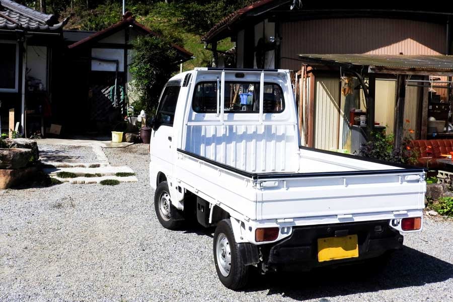 軽トラックのある風景（画像：写真AC）