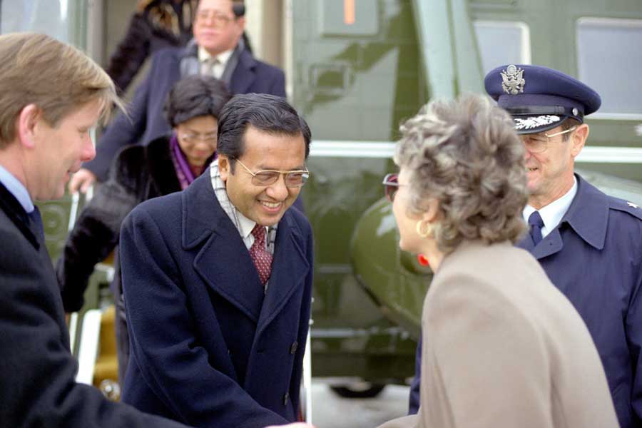 マレーシアのマハティール・ビン・モハマド首相を出迎える米国関係者。1984年