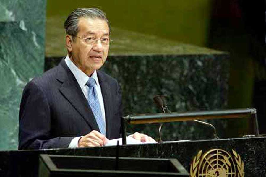 2003年9月25日、国連総会で演説するマレーシアのマハティール元首相。