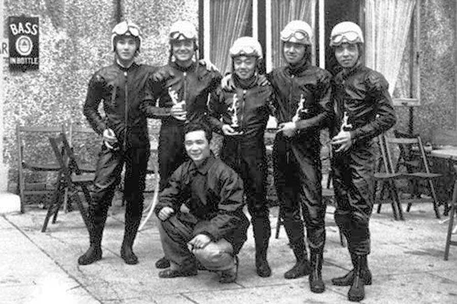 初挑戦のマン島TTレースで完走を果たしたホンダチーム（画像：本田技研工業）