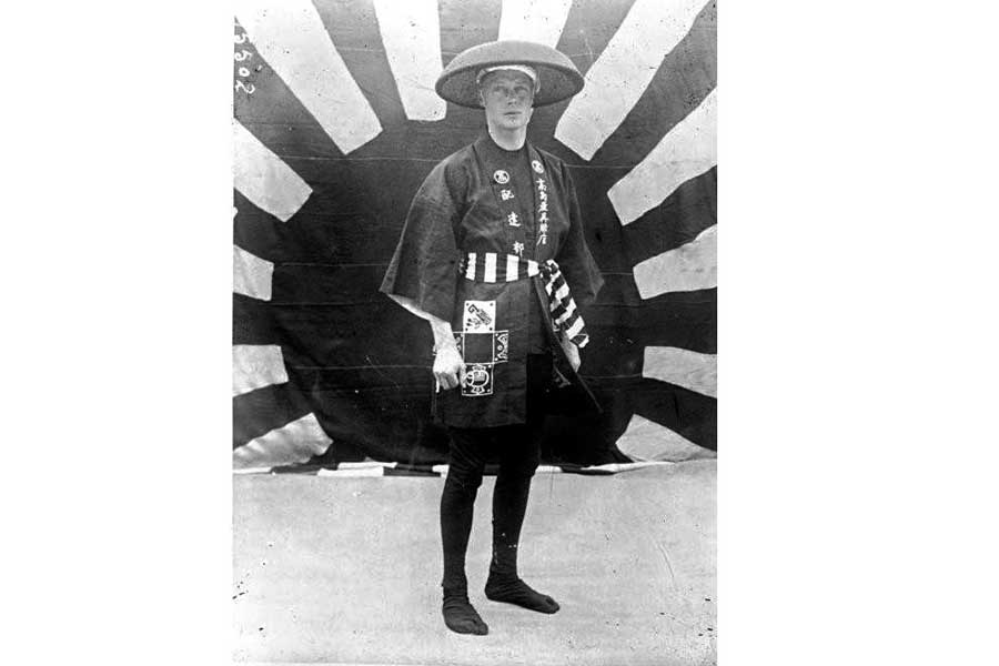 人力車夫の扮装（ふんそう）をした皇太子時代のエドワード8世 (イギリス王)。1922年。