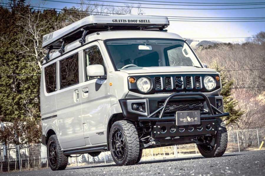 リフトアップされたクルマ（画像：タイヤワールド館ベスト）