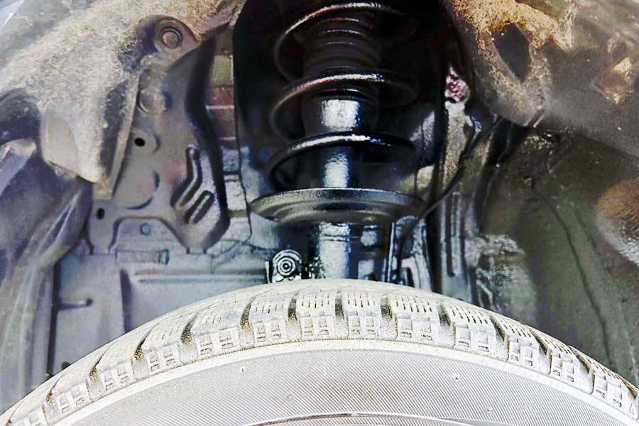 クルマのサスペンション（画像：写真AC）