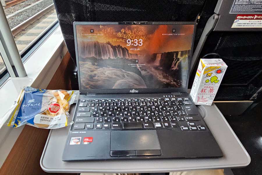 ゆったりとした車内で飲食を楽しみながら移動できるのが専用車両の魅力のひとつ（常磐線特急ときわ車内）（画像：大塚良治）