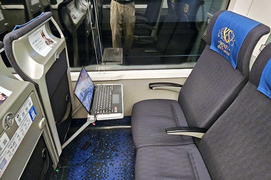 背面テーブル・充電用コンセントを備える（画像：大塚良治）