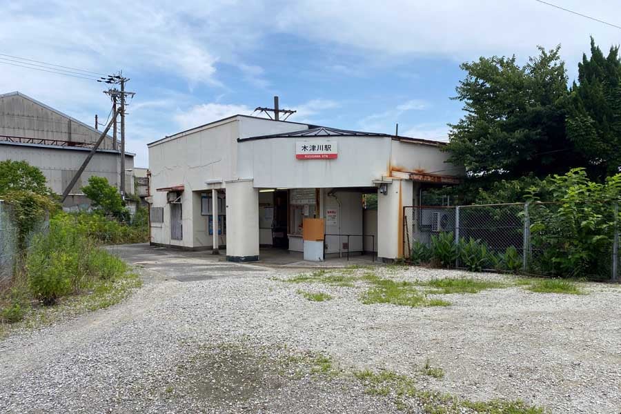 駅前が無舗装の木津川駅（画像：高田泰）
