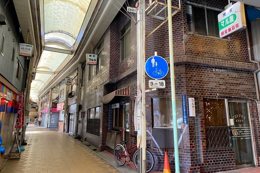 シャッターを閉じた店舗が並ぶ西天下茶屋駅近くの商店街（画像：高田泰）