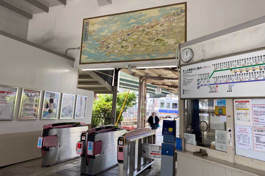 レトロ感満載の汐見橋駅内部（画像：高田泰）