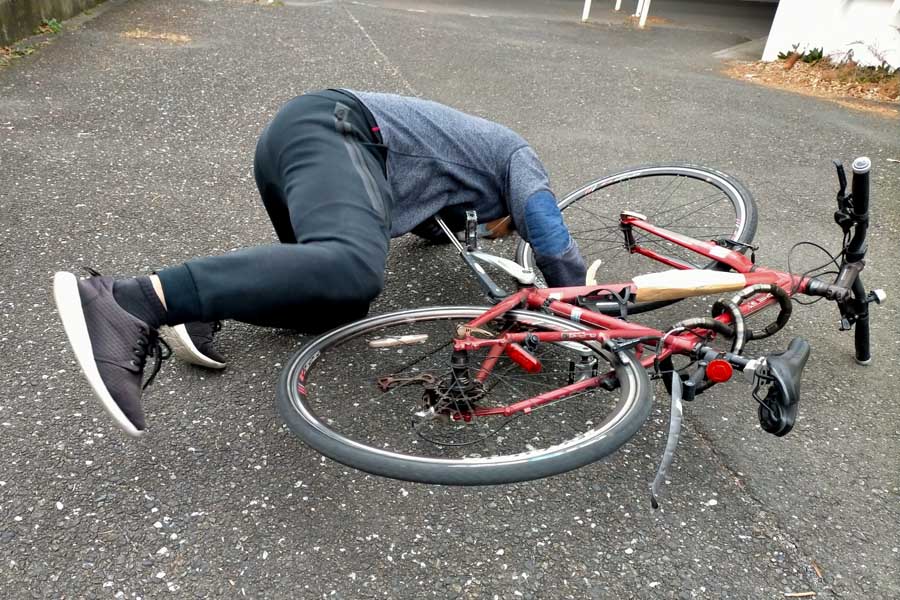 自転車で転倒する人（画像：写真AC）