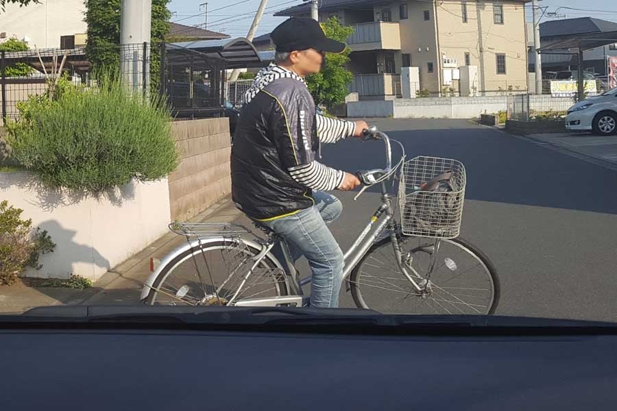 車道に飛び出す自転車（画像：写真AC）