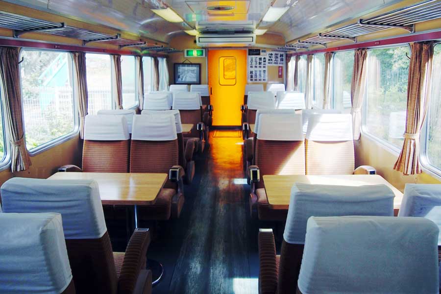 デラックスロマンスカーの車内（画像：写真AC）