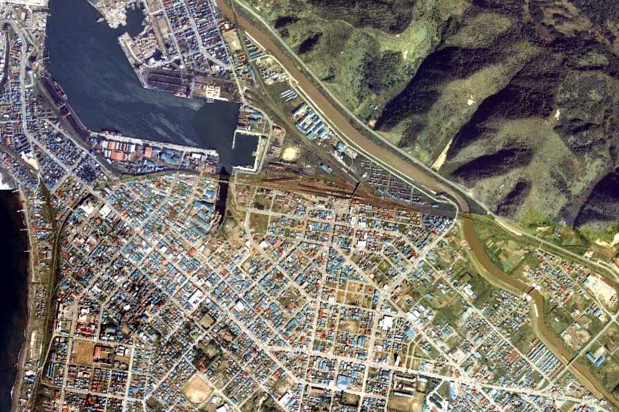 1975年頃の留萌市市街地の航空写真（画像：国土地理院）