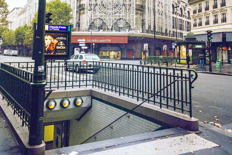 パリの地下鉄（画像：Pexels）