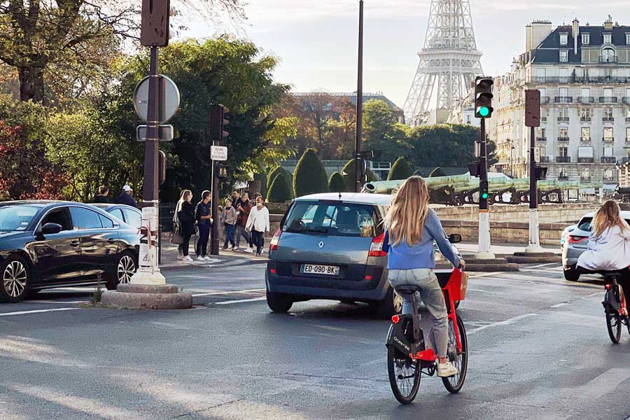 エッフェル塔を臨むパリ市内を走る自転車（画像：Pexels）