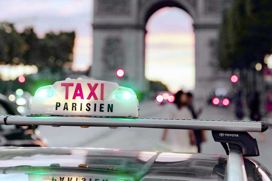 パリのタクシーと凱旋（がいせん）門（画像：Pexels）