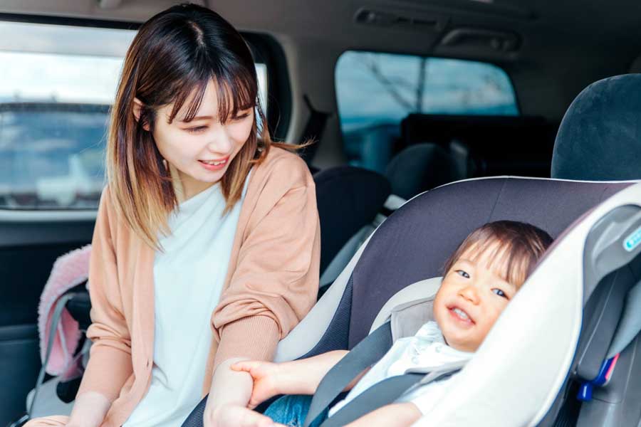 ベビーシートに座る男の子とママ(画像:写真AC)
