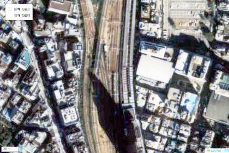 1990年頃に撮影された「西武新宿駅」周辺の航空写真（画像：国土地理院）