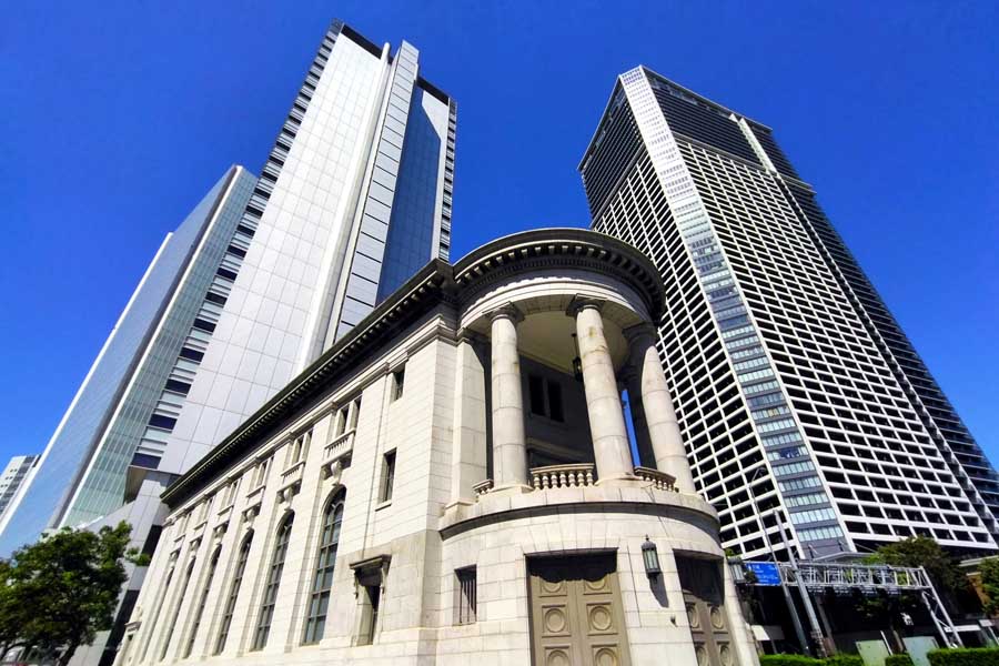 鉄道建設・運輸施設整備支援機構本社が入居する横浜アイランドタワー（左）（画像：写真AC）