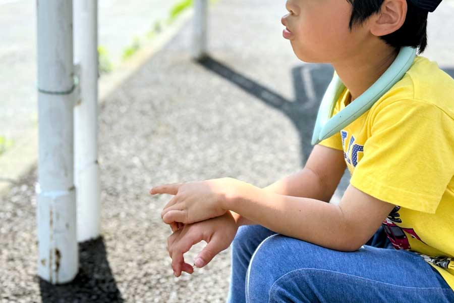 バス停の子どもイメージ（画像：写真AC）