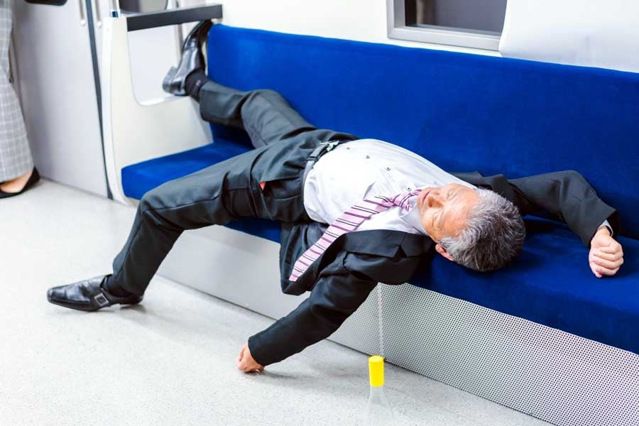 寄りかかるものすらない人のイメージ（画像：写真AC）