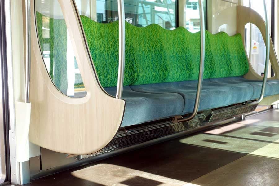 電車の席（画像：写真AC）