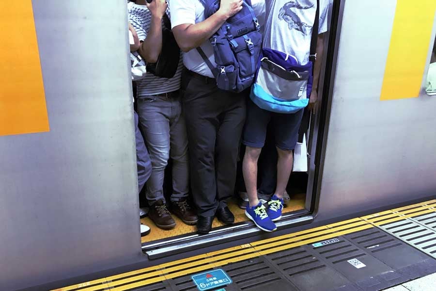 満員電車のイメージ(画像:写真AC)