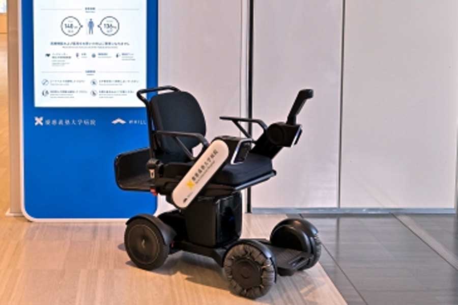 慶応義塾大学病院内での車いす型自動運転サービス（画像：慶応義塾大学）
