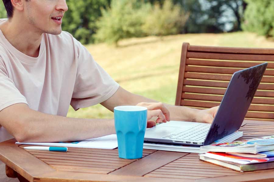 ワーケーションのイメージ（画像：写真AC）