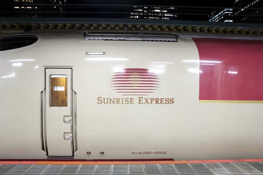 東京駅に停車中のサンライズ出雲・瀬戸（画像：写真AC）