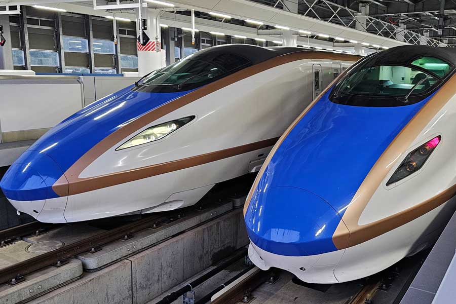 敦賀駅に停車中の北陸新幹線の車両。同新幹線はJR東日本とJR西日本にわかれる（画像：大塚良治）