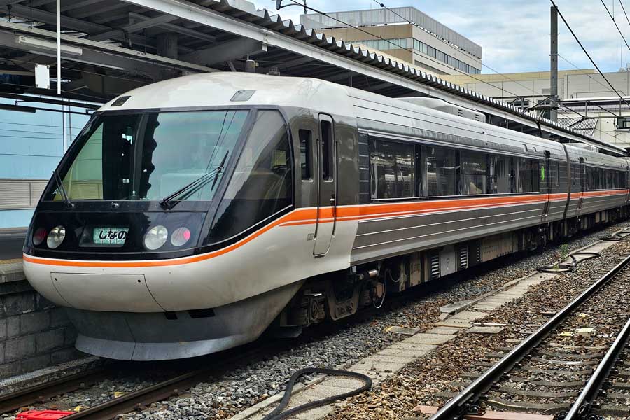 JR東日本長野駅に停車中のJR東海の特急しなの名古屋行き（画像：大塚良治）