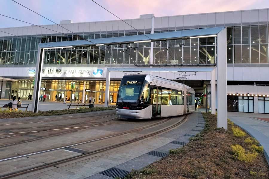富山駅周辺の風景(画像:写真AC)