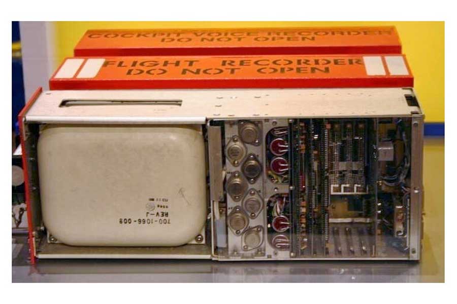 ブラックボックスの例。手前は説明用に開いたケース、中はフライトデータレコーダー、奥はコックピットボイスレコーダー。