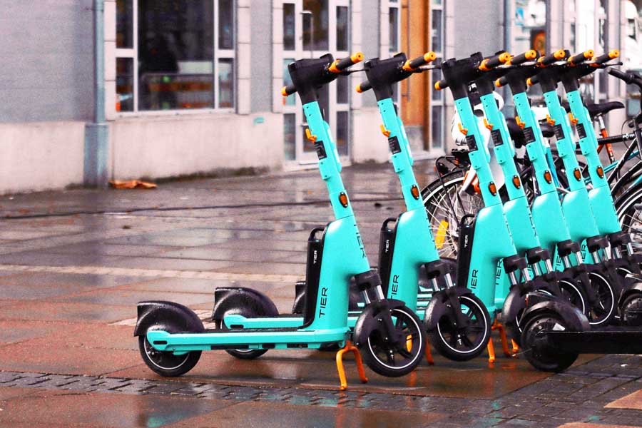 並べられたキックボード（画像：Pexels）