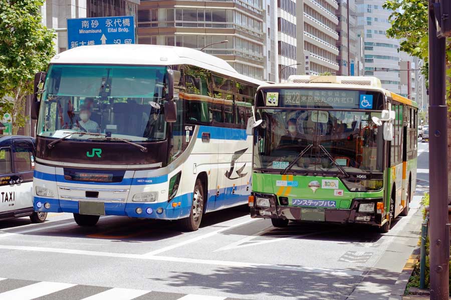 高速バスと路線バス（画像：写真AC）