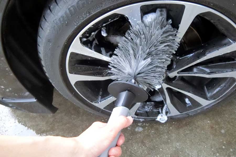 洗車用品を使用したホイール洗浄(画像:写真AC)
