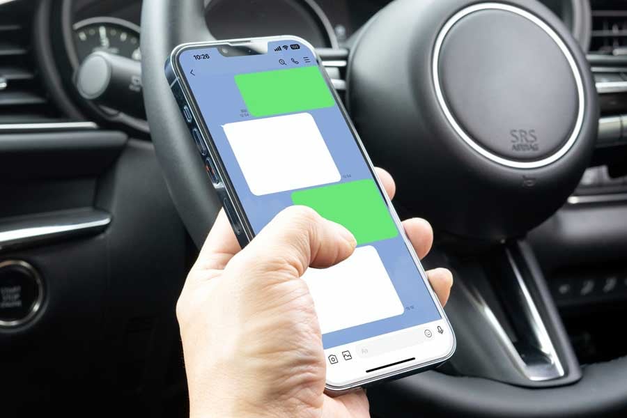 運転中のスマートフォン使用イメージ（画像：写真AC）