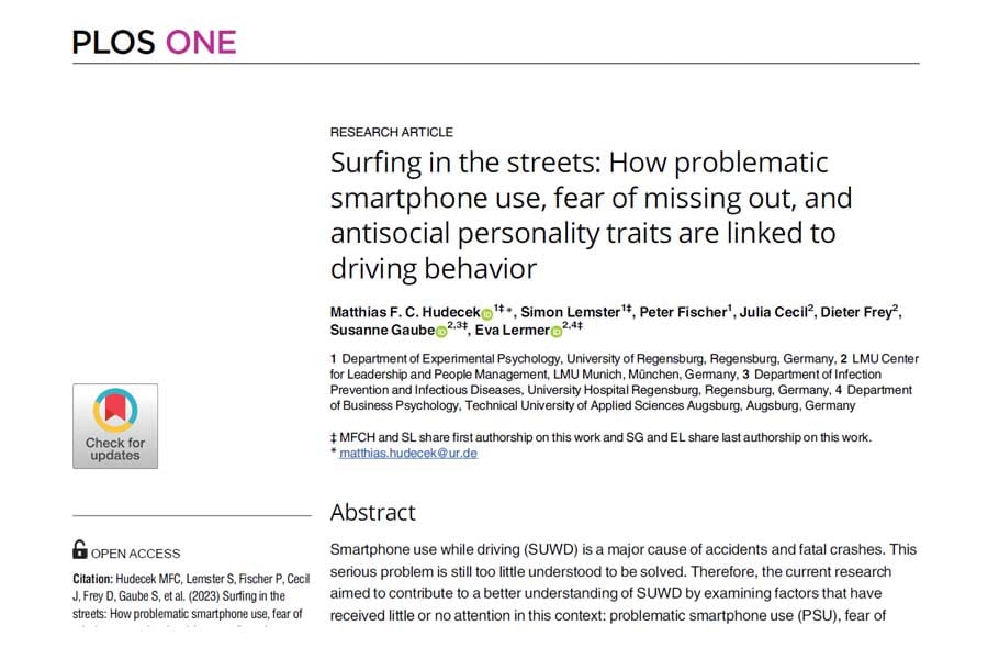 論文『Surfing in the streets: How problematic smartphone use, fear of missing out, and antisocial personality traits are linked to driving behavior（路上でのサーフィン：問題あるスマートフォンの使用、見逃すことへの恐れ、反社会的な性格特性が、運転行動とどのように関連しているか）』（画像：PLOS ONE）