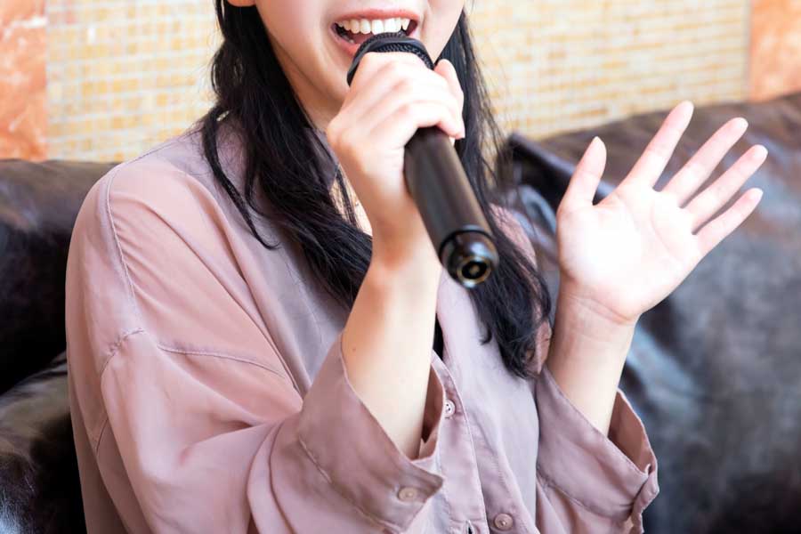 一人カラオケのイメージ（画像：写真AC）